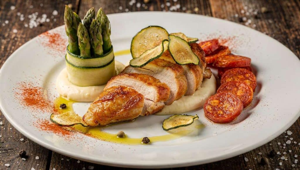 Suprême de volaille au chorizo, charlotte d'asperges et courgettes