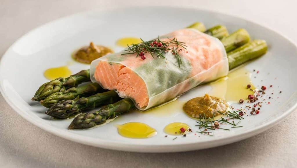Paupiette de saumon aux asperges : recette et vinaigrette acidulée