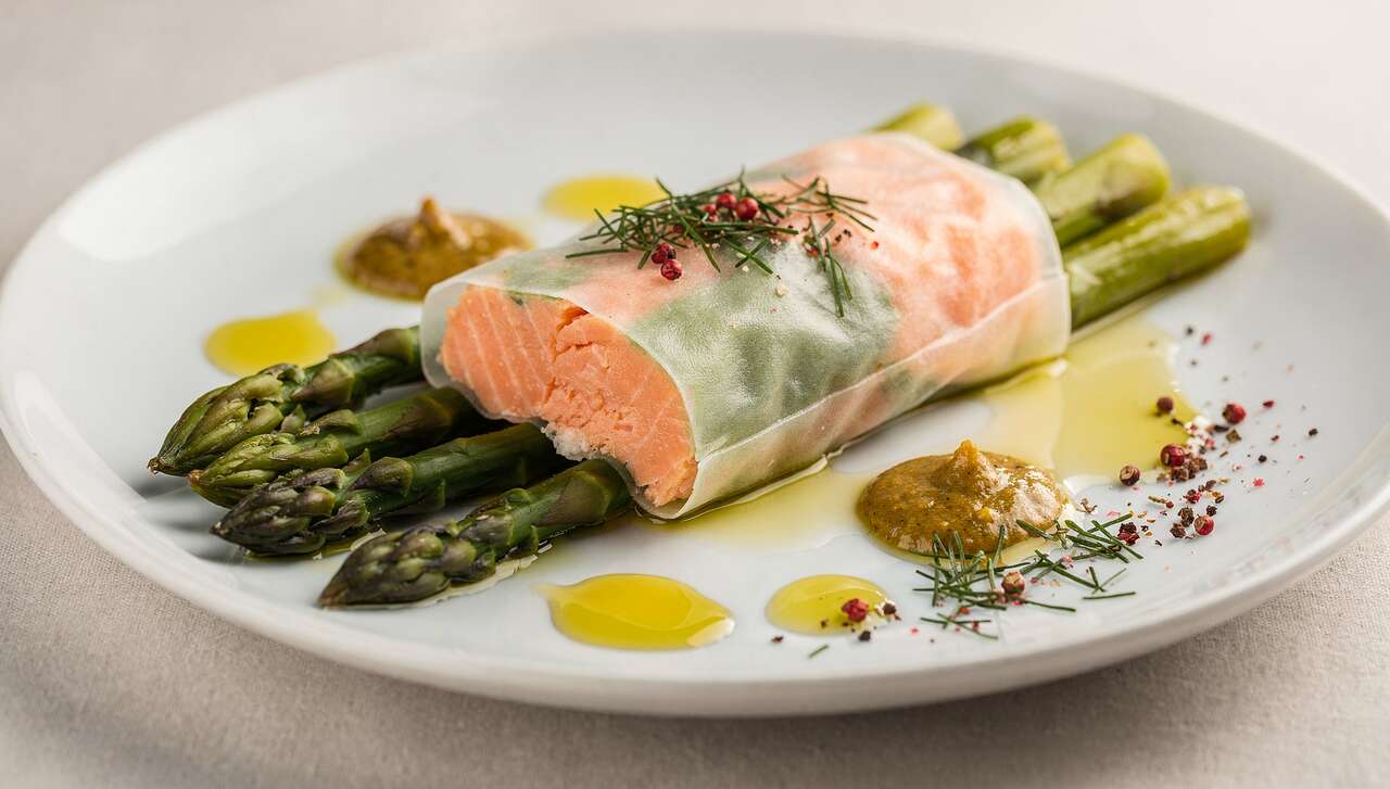 Paupiette de saumon aux asperges : recette et vinaigrette acidulée