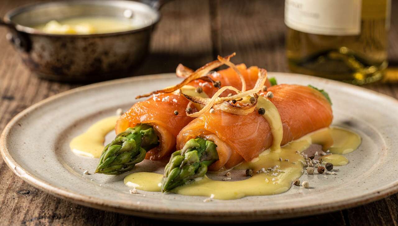 Paupiettes de saumon aux asperges : la recette du beurre blanc