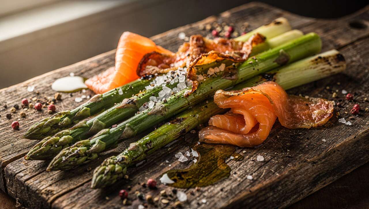 Recette asperges grillées, saumon fumé et chips de pancetta