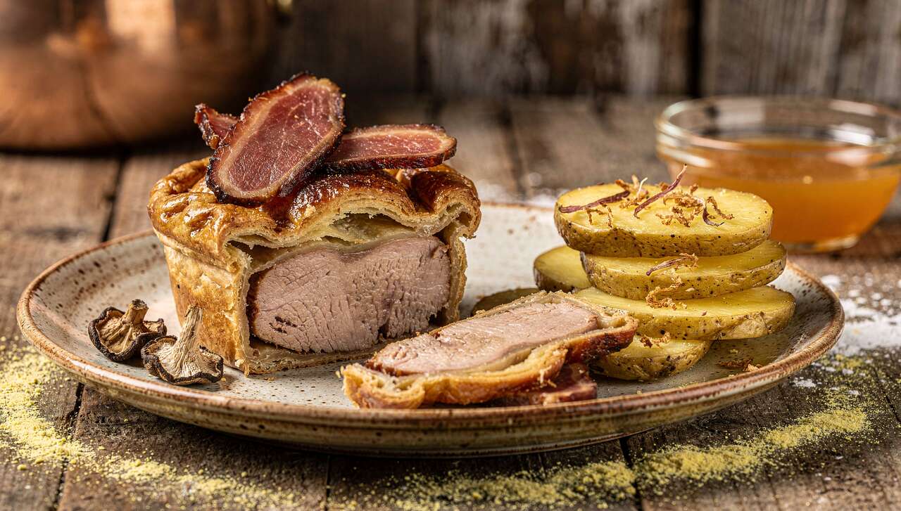 Tourte au canard confit et magret fumé : recette savoureuse