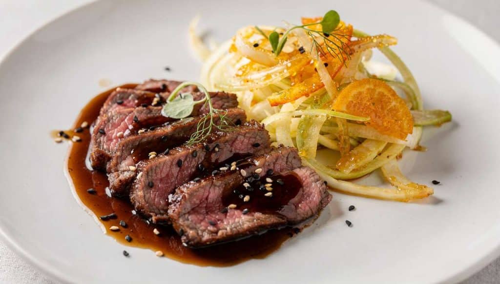 Tataki de boeuf laqué sauce soja et fenouil au jus d'orange