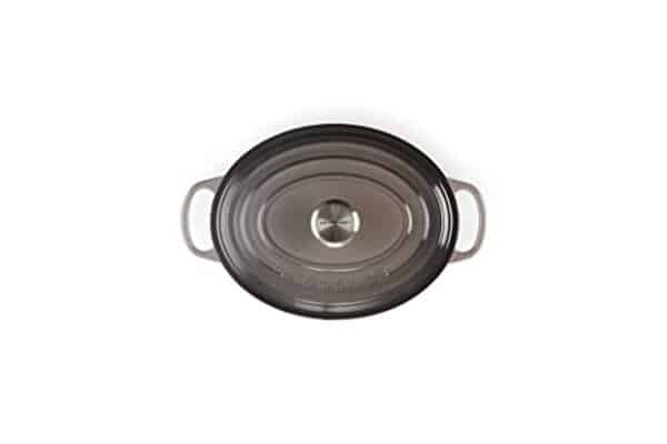 Découvrez notre test complet du faitout ovale Le Creuset en fonte de 2, 75 l, couleur Oyster : atouts et performances pour vos recettes réussies.