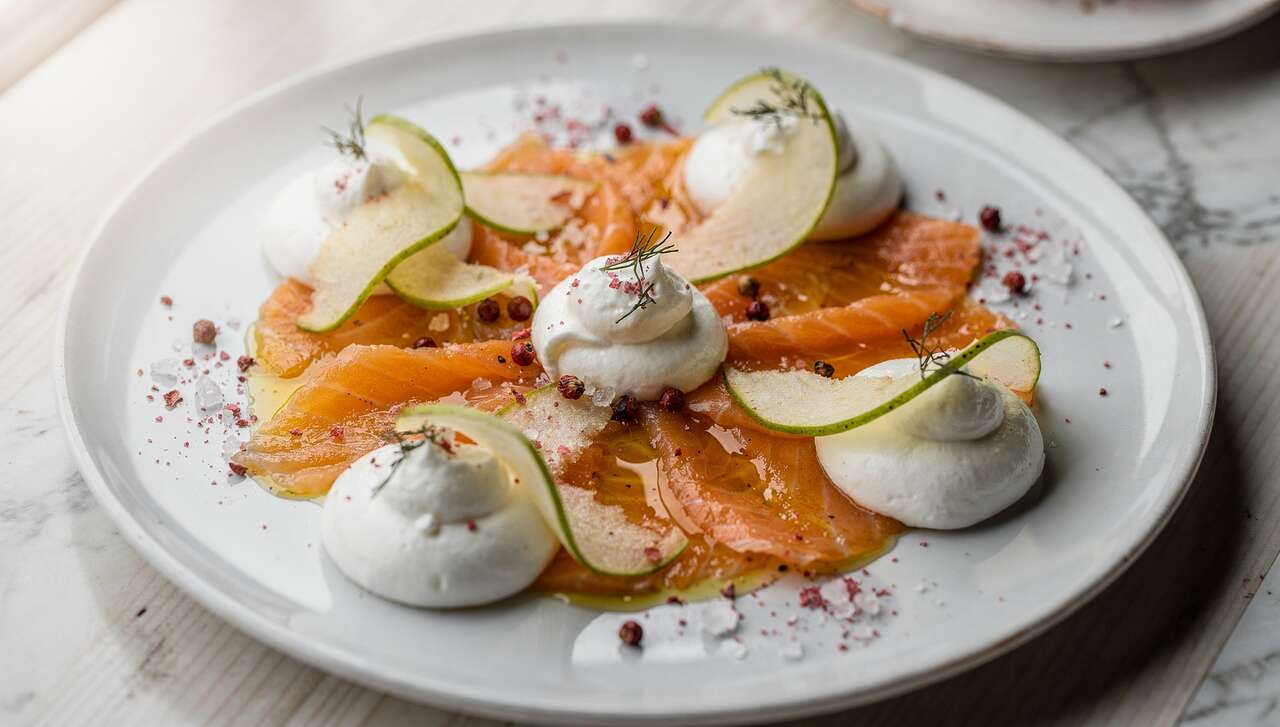 Carpaccio de saumon aux pommes vertes et crème acidulée aux herbes fraîches