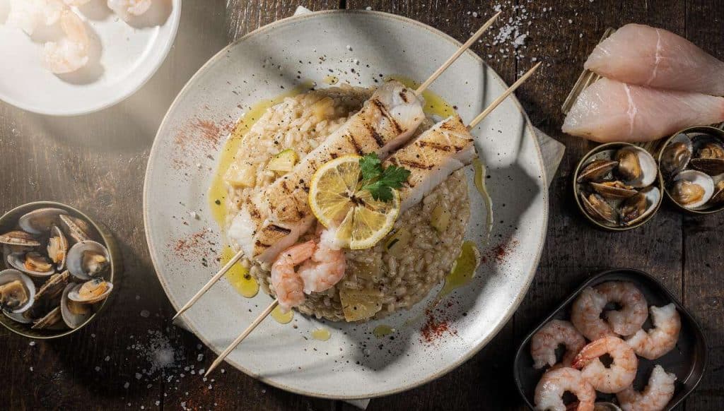 Risotto aux coquillages et brochettes de poissons : une recette savoureuse et raffinée