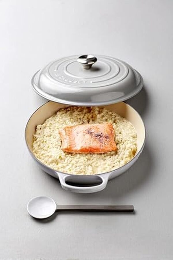 Découvrez notre test détaillé du faitout en fonte Le Creuset 30 cm mist grey : caractéristiques, performances et avis pour bien choisir votre cocotte. 