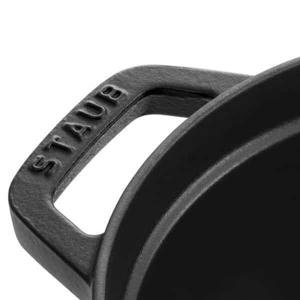 Découvrez notre test détaillé de la cocotte en fonte Staub 33 cm ovale noire : qualité, durabilité et résultats de cuisson pour les cuisiniers exigeants. 