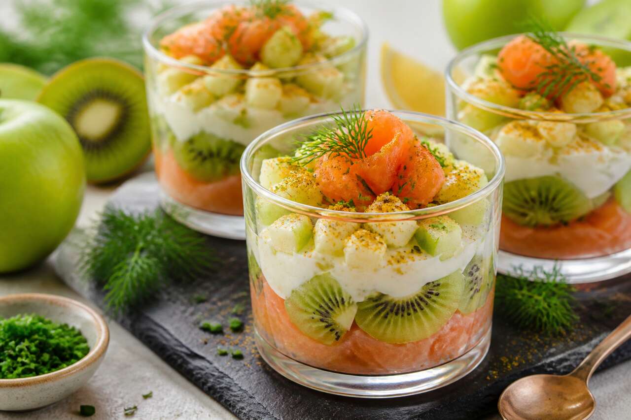 Verrine apéritive au saumon fumé, kiwi et Granny Smith : crème aux herbes et curry