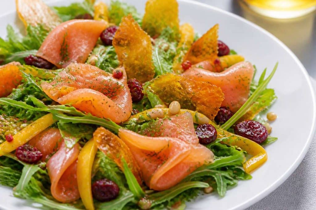 Salade Riviera au saumon fumé, fruits et légumes, éclats de caramel