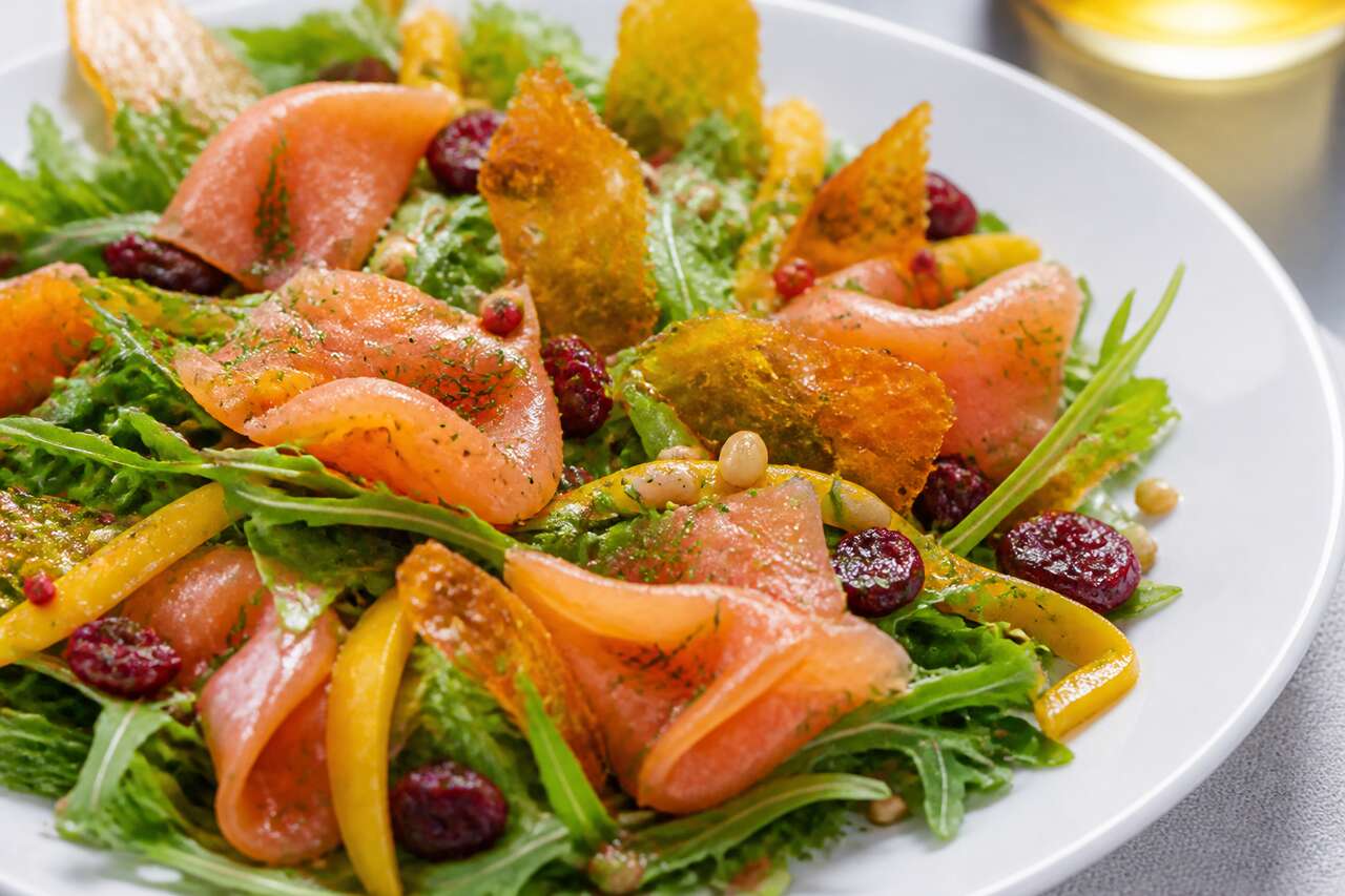 Salade Riviera au saumon fumé, fruits et légumes, éclats de caramel