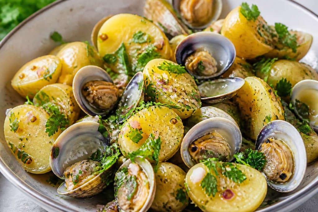 Salade de pommes de terre aux coques : recette fraîche et gourmande