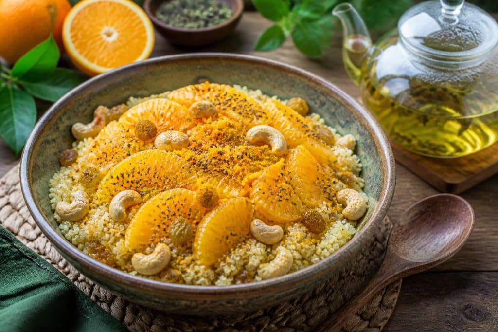Salade de quinoa à l'orange et thé detox brésilienne : recette légère et savoureuse