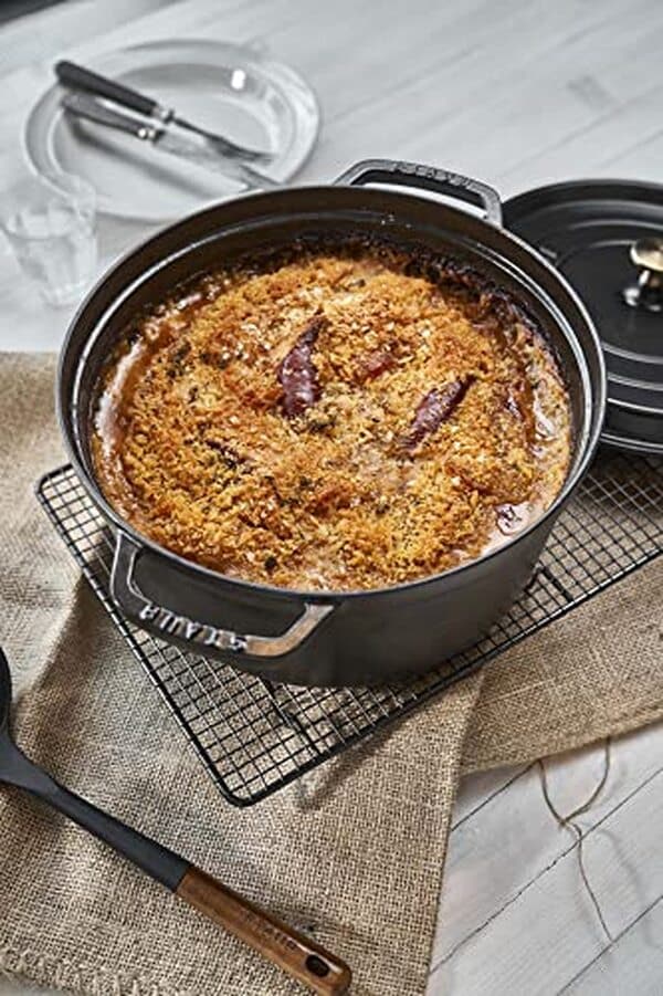 Découvrez notre test complet de la cocotte ronde Staub 1102825 noir 28 cm : performances, avantages et avis pour bien choisir votre cocotte. 