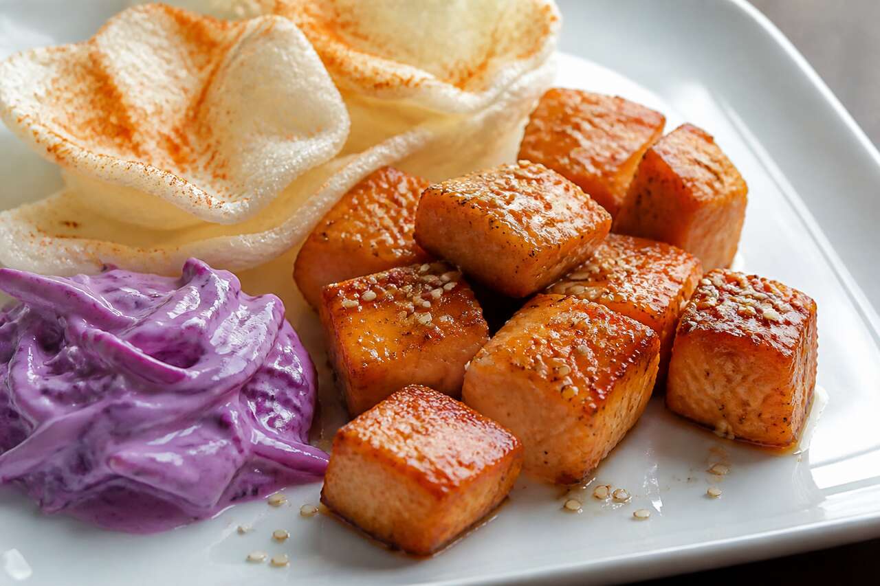 Cubes de saumon soufflés, chips de crevette et mayonnaise au chou rouge