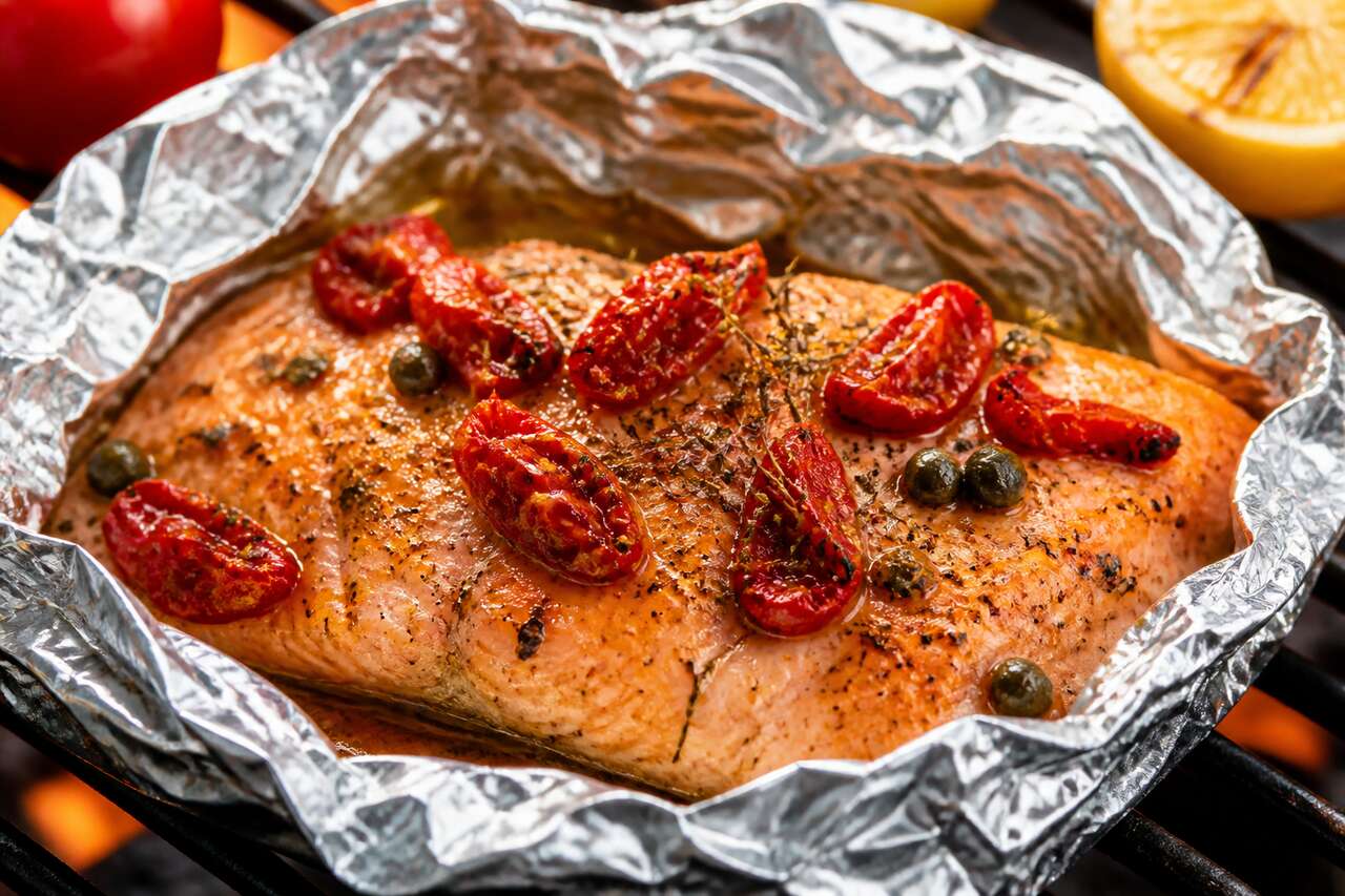 « Papillote de saumon aux tomates confites : barbecue réussi »
