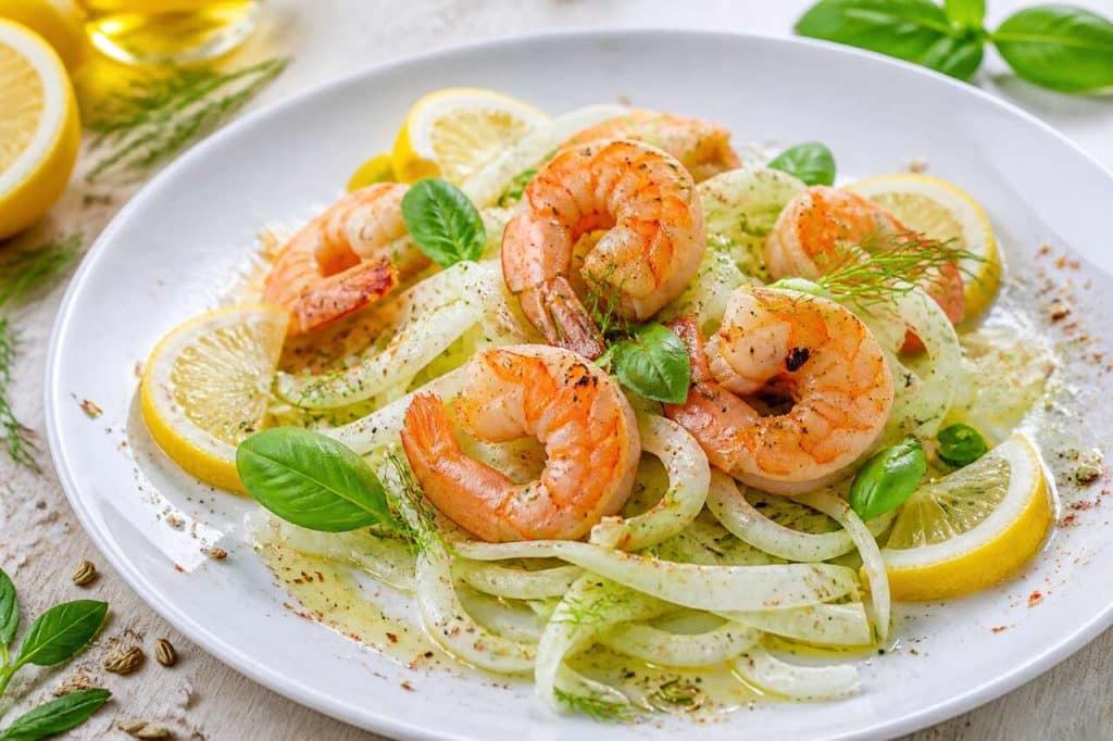 Salade croquante de fenouil et gambas sautées au basilic