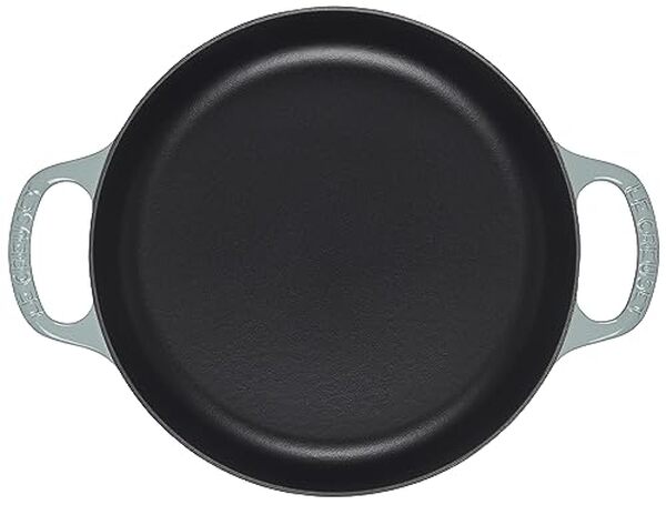 Test complet de la poêle en fonte Le Creuset Signature 28 cm motif sel de mer : caractéristiques, performance et avis pour bien choisir votre poêle. 