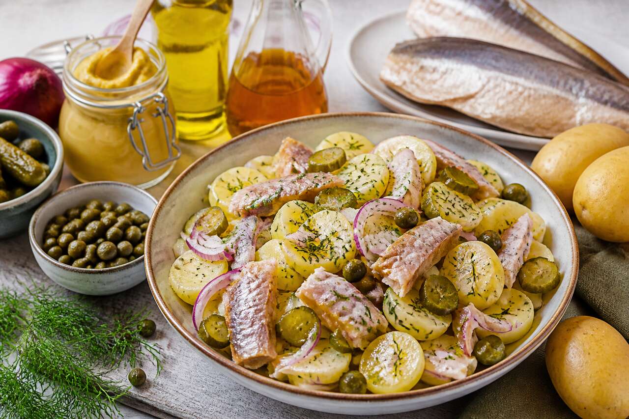Salade de pommes de terre et harengs fumés : recette savoureuse