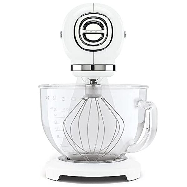 Découvrez notre test détaillé du robot pâtissier smeg SMF13WHEU : puissance, design et performances pour vos créations pâtissières.