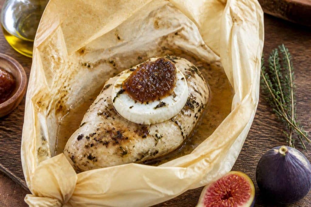 Papillote de poulet au chèvre frais : recette savoureuse et facile