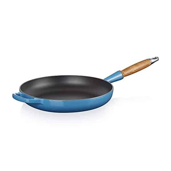 Découvrez notre test complet de la poêle en fonte Le Creuset 28 cm. Élégance, performance et durabilité : tous les détails pour bien choisir votre poêle en fonte. 