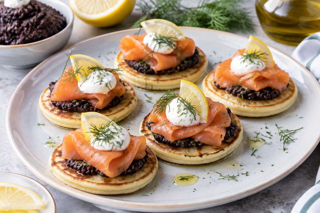 Blinis au saumon fumé et purée d'olives