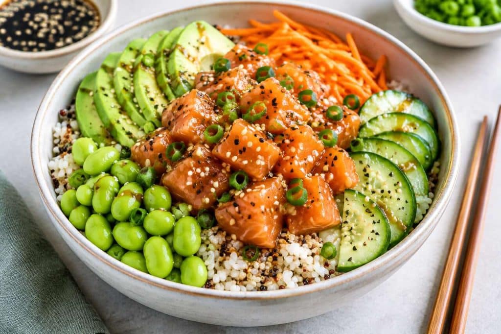 Poke bowl saumon mariné soja, miel et sésame : recette riz et céréales