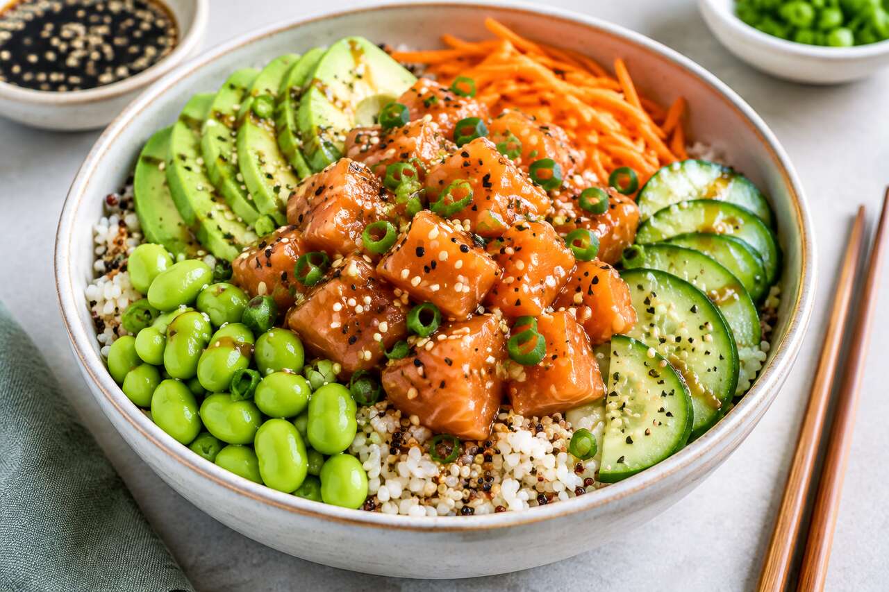 Poke bowl saumon mariné soja, miel et sésame : recette riz et céréales